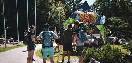 PopUpChurch am Muttersberg / Junge Kirche Vorarlberg/Peter Die Junge Kirche Vorarlberg war am Wochenende mit ihrer PopUpChurch unterwegs. Das bunte Pavillion wurde am Samstag am Muttersberg aufgebaut, wo junge Mitarbeiter/innen der Jungen Kirche mit den Passant/innen ins Gespräch kamen und ihnen mit einer kl